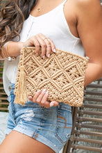 Cargar imagen en el visor de la galería, Macrame Tassel Clutch
