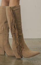 Cargar imagen en el visor de la galería, OASIS SOCIETY OUT WEST - Knee-High Fringe Boots
