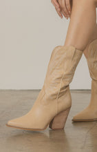 Cargar imagen en el visor de la galería, OASIS SOCIETY Emersyn - Starburst Embroidery Boots
