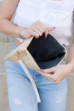 Cargar imagen en el visor de la galería, Daisy Wristlet Clutch
