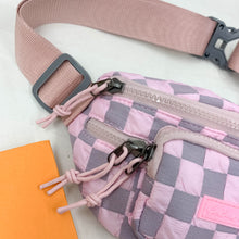 Cargar imagen en el visor de la galería, Checkered Adjustable Strap Nylon Crossbody Bag
