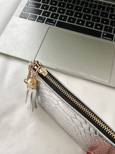 Cargar imagen en el visor de la galería, PU Leather Tassel Trim Card Case
